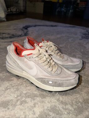 Nike Men’s Light Gray Mesh & Suede Sneakers with Orange Lining